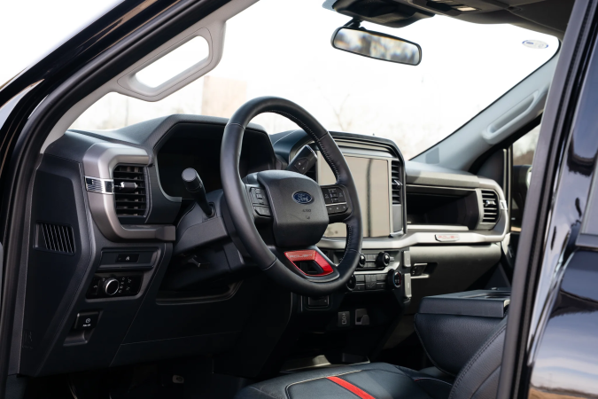 Interior del tablero Ford F-150 Roush Nitemare 2026 con volante deportivo y detalles en rojo.