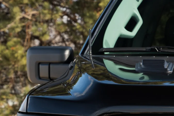 Parrilla frontal Ford F-150 Nitemare 2026 con logo Roush iluminado en ámbar y diseño agresivo.