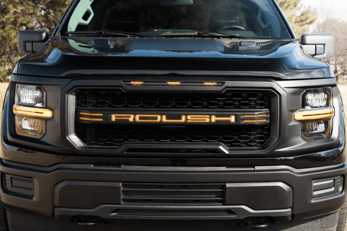 Parrilla frontal Ford F-150 Nitemare 2026 con logo Roush iluminado en ámbar y diseño agresivo.