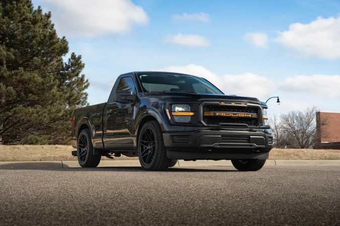 Ford F-150 Roush Nitemare 2026 negra de perfil, con llantas negras de 22 pulgadas y look agresivo.