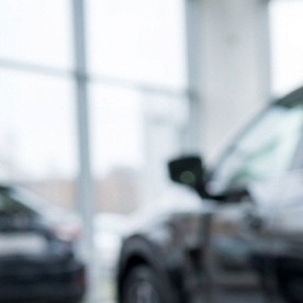 Calendario con fecha marcada, dinero y llave de auto en concesionario, imagen sobre comprar carro a fin de mes