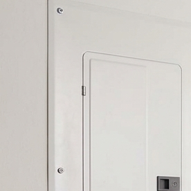 Instalación de cargador EV en interior de vivienda y hombre usandolo en su auto eléctrico