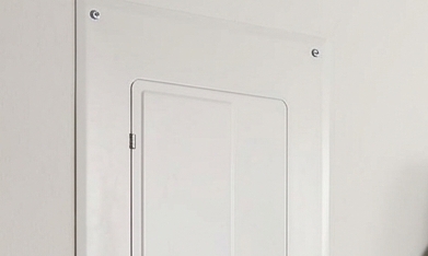 Instalación de cargador EV en interior de vivienda y hombre usandolo en su auto eléctrico