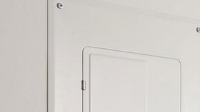 Instalación de cargador EV en interior de vivienda y hombre usandolo en su auto eléctrico