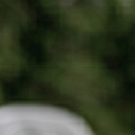 Grieta pequeña en un parabrisas, imagen generada por IA.