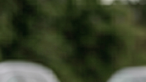 Grieta pequeña en un parabrisas, imagen generada por IA.