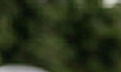 Grieta pequeña en un parabrisas, imagen generada por IA.