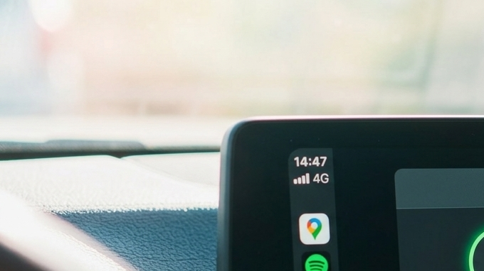 WhatsApp en CarPlay mostrando pantalla de dictado de voz para nuevo mensaje