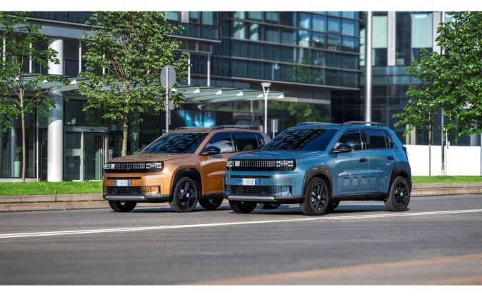 Nuevo Fiat Grande Panda 2026 junto al Panda en color azul y naranja, SUV compacto urbano de Fiat