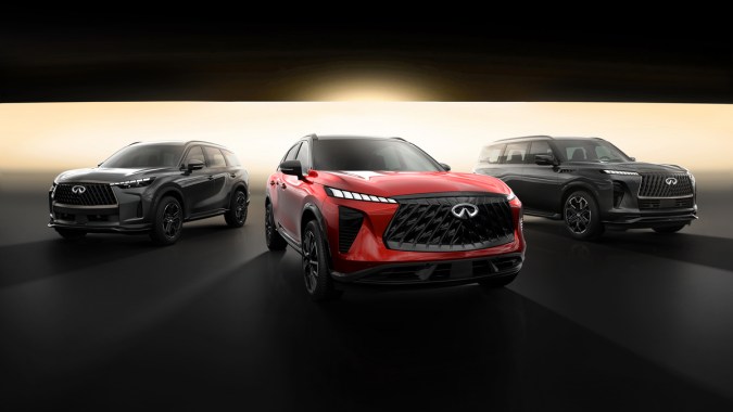 Infiniti presenta su nueva gama de SUV premium con diseño futurista en imagen promocional de showroom automotriz.