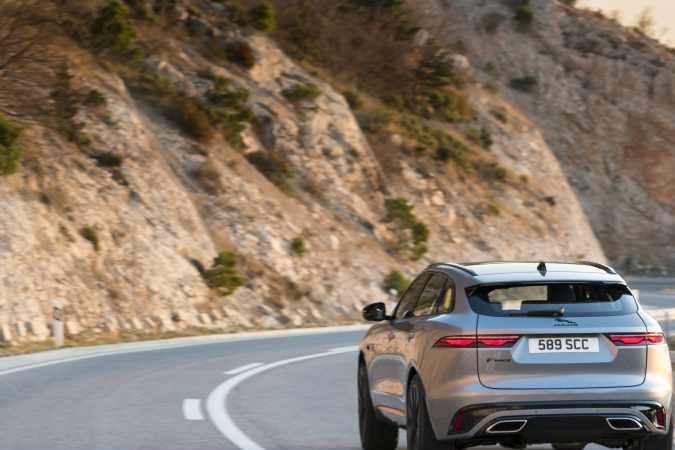 Jaguar F-Pace 2021 circulando en carretera de montaña, SUV de lujo afectado por recall de Jaguar Land Rover