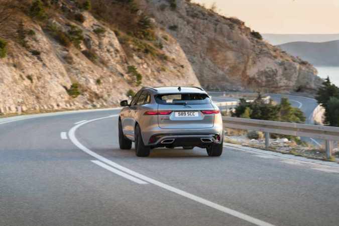 Jaguar F-Pace 2021 circulando en carretera de montaña, SUV de lujo afectado por recall de Jaguar Land Rover