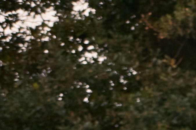 Land Rover Discovery 2021 rodando en camino rural, SUV incluido en retiro por falla del sistema híbrido