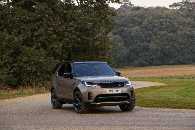 Land Rover Discovery 2021 rodando en camino rural, SUV incluido en retiro por falla del sistema híbrido