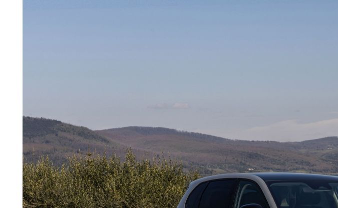 Leapmotor B10 eléctrico blanco, SUV moderno con paisaje costero de fondo, nuevo modelo chino de Stellantis