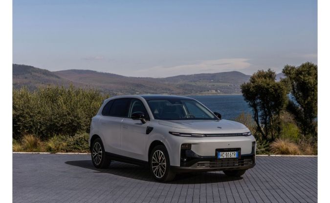 Leapmotor B10 eléctrico blanco, SUV moderno con paisaje costero de fondo, nuevo modelo chino de Stellantis