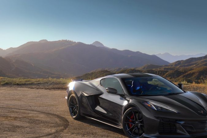 Chevrolet Corvette Z06 2025 negro en desierto, motor central y luces traseras, afectado por falla direccionales GM.
