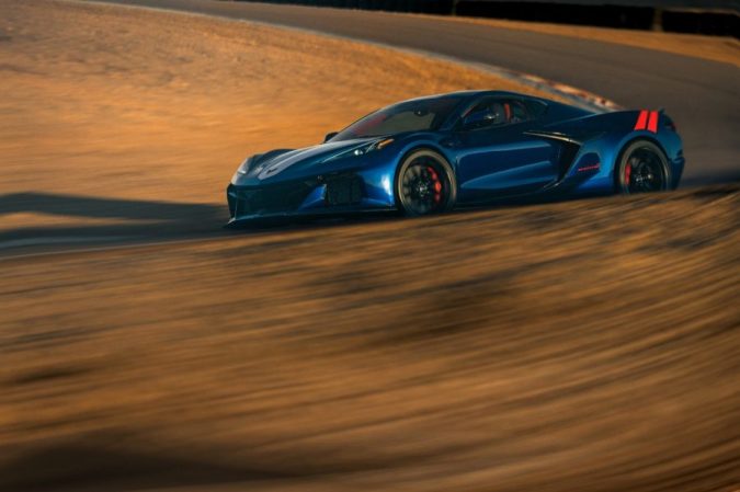 Chevrolet Corvette GS 2027 perfil lateral en movimiento, diseño deportivo aerodinámico con direccionales LED visibles