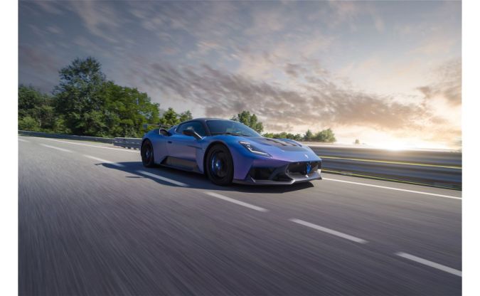 Maserati GT2 Stradale azul en movimiento a alta velocidad en carretera, superdeportivo italiano de alto rendimiento