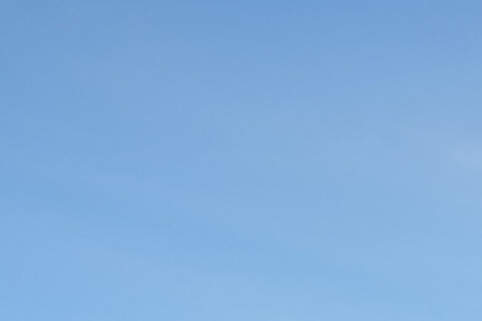 Mercedes GLE Coupé 2027 en color blanco, vista lateral con diseño deportivo y fondo montañoso