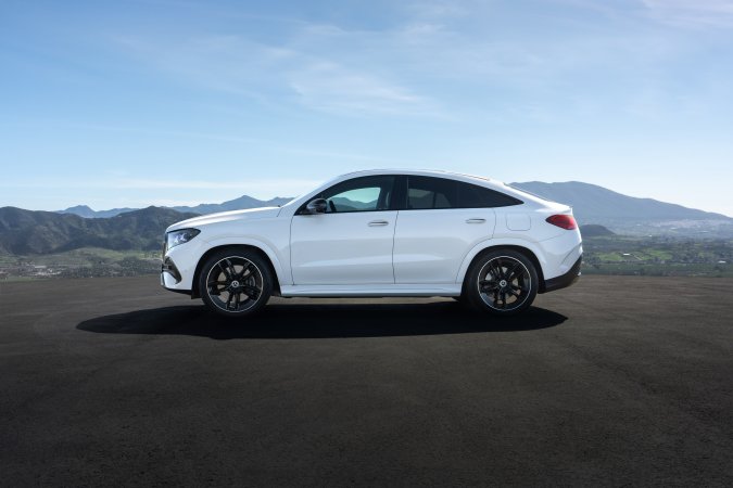 Mercedes GLE Coupé 2027 en color blanco, vista lateral con diseño deportivo y fondo montañoso