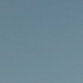 Mercedes GLE 2027 verde circulando en curva con puesta de sol espectacular en carretera de montaña