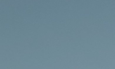 Mercedes GLE 2027 verde circulando en curva con puesta de sol espectacular en carretera de montaña