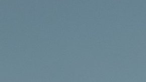 Mercedes GLE 2027 verde circulando en curva con puesta de sol espectacular en carretera de montaña