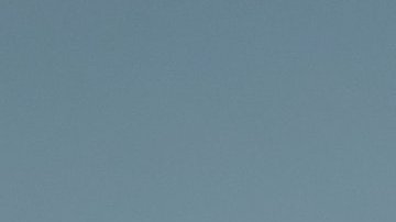 Mercedes GLE 2027 verde circulando en curva con puesta de sol espectacular en carretera de montaña