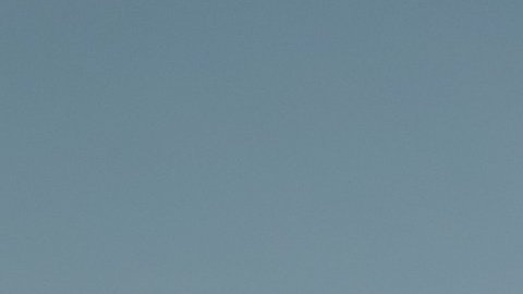 Mercedes GLE 2027 verde circulando en curva con puesta de sol espectacular en carretera de montaña