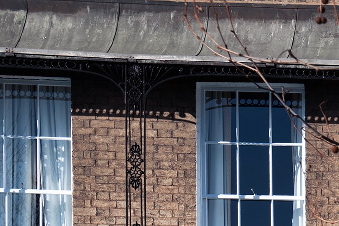Tesla Model 3 2026 de color rojo escarlata frente a edificio europeo