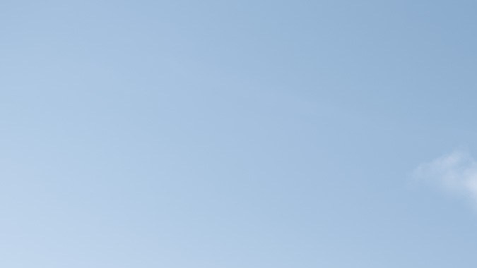 Tersla Model Y 2026 conduce por carretera nevada