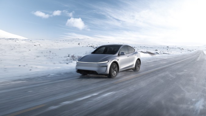 Tersla Model Y 2026 conduce por carretera nevada