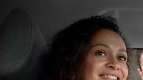 Mujer en vehiculo preparada para realizar su test drive