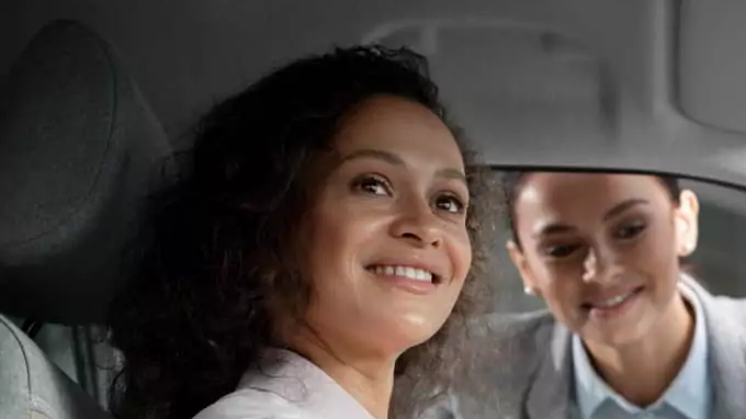 Mujer en vehiculo preparada para realizar su test drive