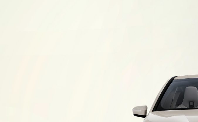 BMW iX en color beige: vista frontal del SUV eléctrico con parrilla icónica y faros LED afilados.