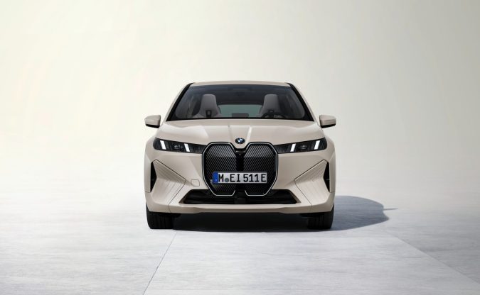 BMW iX en color beige: vista frontal del SUV eléctrico con parrilla icónica y faros LED afilados.
