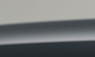 Detalle trasero del BMW iX: piloto LED horizontal, logo iX y emblema BMW en acabado premium.