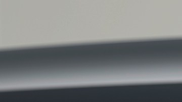 Detalle trasero del BMW iX: piloto LED horizontal, logo iX y emblema BMW en acabado premium.