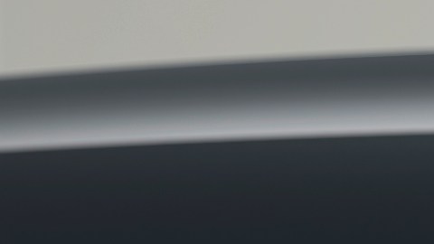 Detalle trasero del BMW iX: piloto LED horizontal, logo iX y emblema BMW en acabado premium.