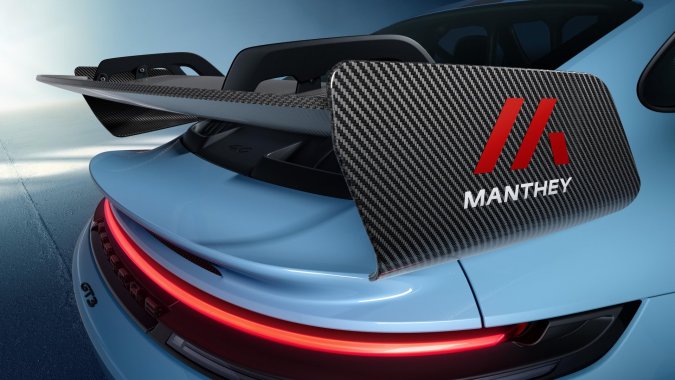 Detalle del alerón trasero de carbono del Porsche 911 GT3 con kit Manthey, logo rojo Manthey en primer plano