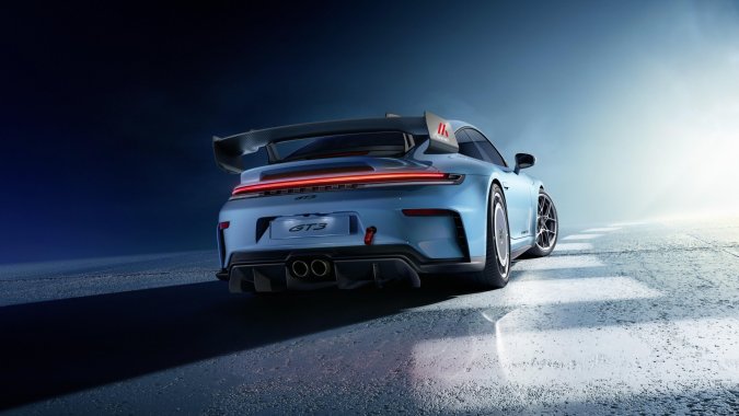 Vista trasera del Porsche 911 GT3 2026 con kit Manthey Performance, alerón de carbono y difusor agresivo