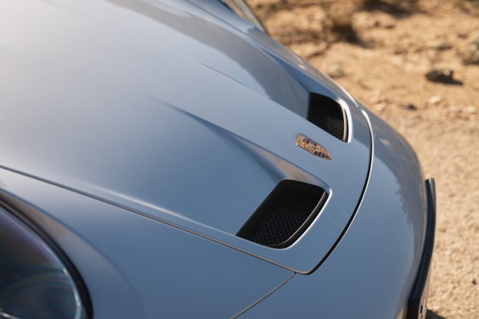 Detalle del cofre del Porsche 911 GT3 Touring Package con entradas de aire, diseño deportivo y acabados de alto rendimiento