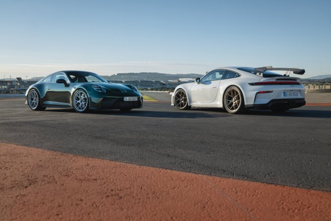 Porsche 911 GT3 y 911 GT3 Touring Package en pista, comparativa visual de dos versiones del deportivo alemán de alto rendimiento