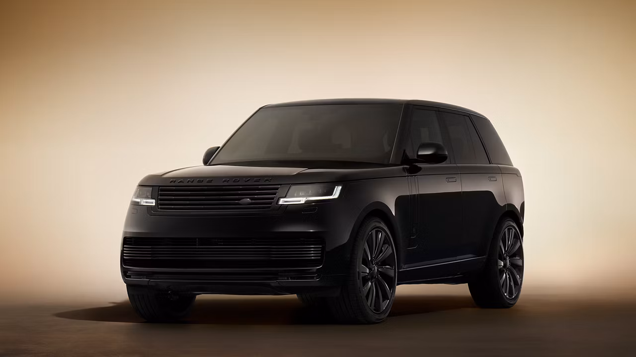 Vista trasera del Range Rover SV Ultra, SUV de lujo con diseño minimalista, luces verticales y acabado sofisticado