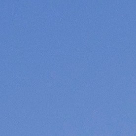 Scout Terra pick-up eléctrica gris en paisaje off-road desértico, vista frontal detallada con luces LED.