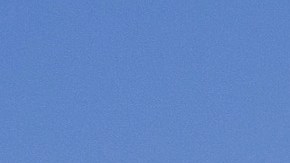 Scout Terra pick-up eléctrica gris en paisaje off-road desértico, vista frontal detallada con luces LED.