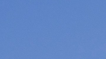 Scout Terra pick-up eléctrica gris en paisaje off-road desértico, vista frontal detallada con luces LED.