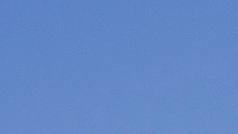 Scout Terra pick-up eléctrica gris en paisaje off-road desértico, vista frontal detallada con luces LED.