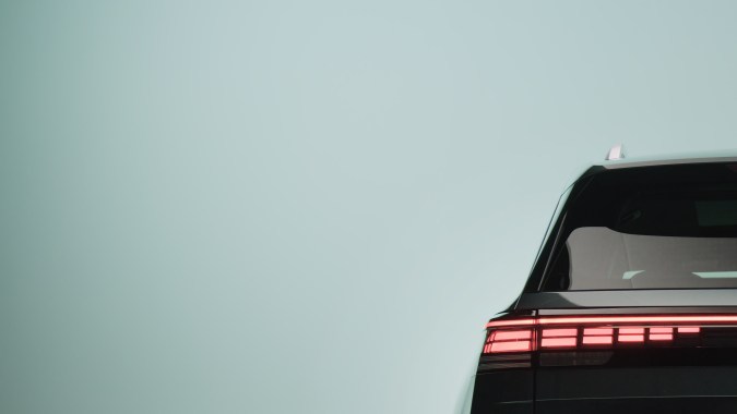 Vista trasera VW Atlas 2027 R-Line en Sacramento Green: luces LED iluminadas y diseño robusto del nuevo SUV familiar de Volkswagen.